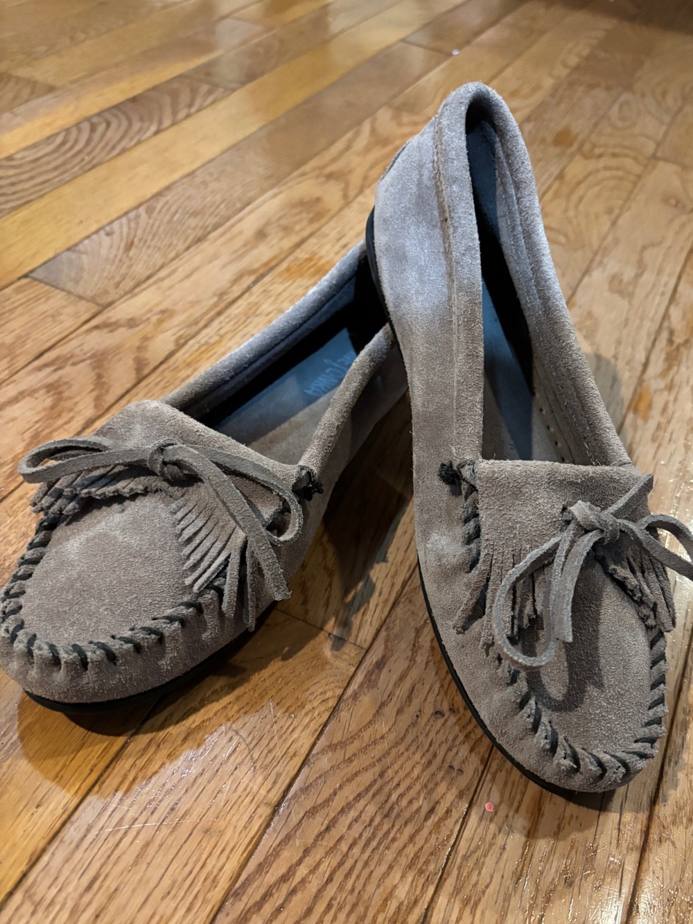Minnetonka Kilty Moccasins 9.5 Gray Suede Fringe 401T Like New